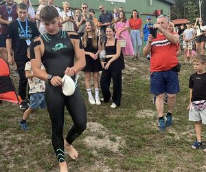 Damian Błaszczyk przez 44 godziny przepłynął 100 km pod zalewie Bojary pod Biłgorajem, kwestując w ten sposób dla 12-letniego ciężko chorego Adasia