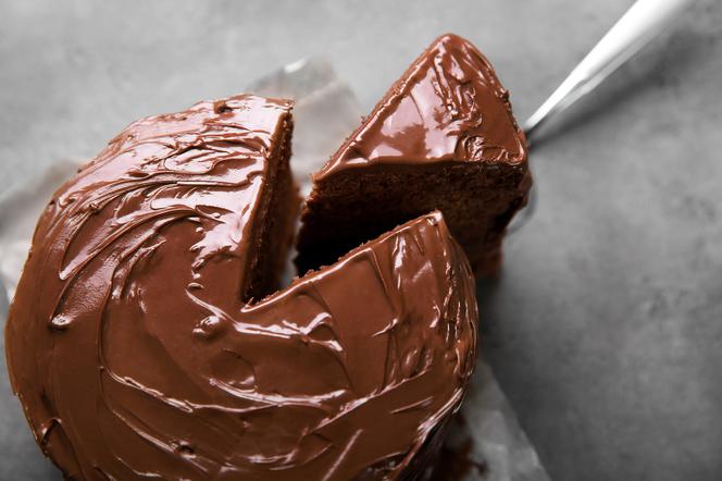 Ciasto czekoladowe bez jajek i piekarnika - to nowy hit sieci!