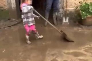 Nowe nagranie z dziewczynką z Kłodzka pojawiło się w sieci. Nie da się przejść obojętnie, ściśnie ci gardło!