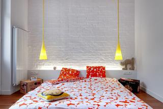 Nowoczesna sypialnia z żółtą lampą