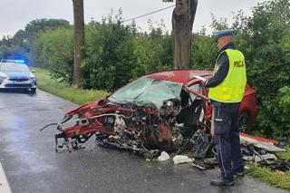 Kujawsko-pomorskie: Tragedia na drodze. Nie żyje młody kierowca!