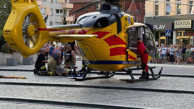 Mężczyzna nagle zasłabł i upadł. Ratownicy stoczyli heroiczną walkę o jego życie