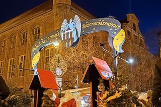 Toruński Jarmark Bożonarodzeniowy wieczorową porą