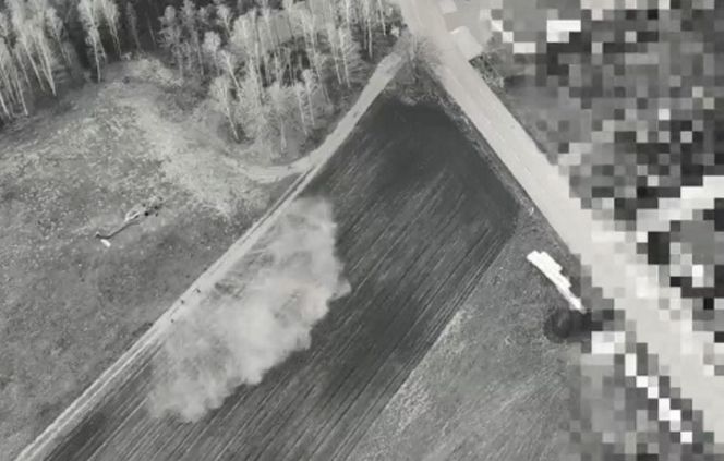 Starnowali bramę samochodem pancernym, obok lądował śmigłowiec z antyterrorystami. Spektakularna akcja policji na Mazowszu