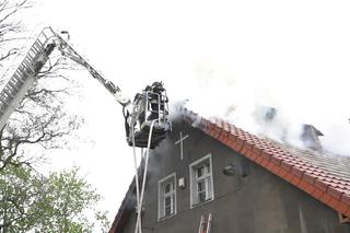 Ogień na plebanii pojawił się w czasie mszy. Żywioł strawił majątek parafian 