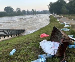 Powódź w Nysie. Wał przy Wyspiańskiego uszczelniony