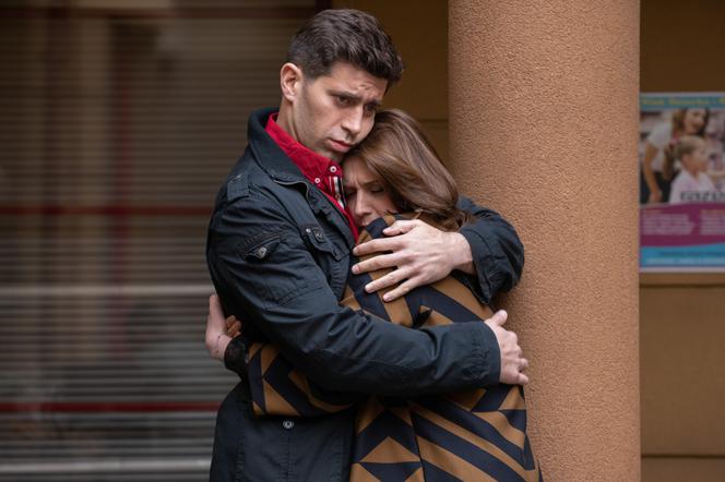 Na Wspólnej, odc. 2928. Mikołaj (Krzysztof Wieszczek), Roma (Julia Kamińska)