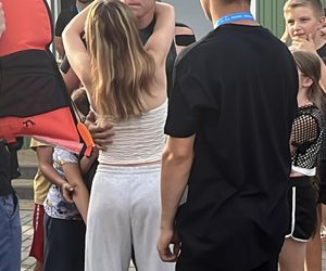 Damian płynie 100 km bez przerwy, aby pomóc Adasiowi!