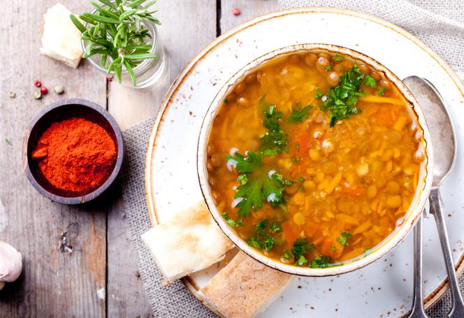 Rozgrzewająca zupa z soczewicy: przepis w sam raz na chłodne dni