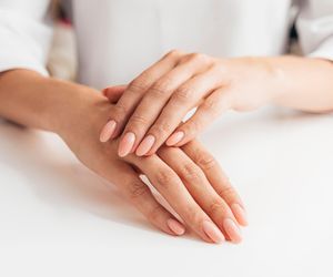 Lniane paznokcie to idealny manicure dla minimalistek