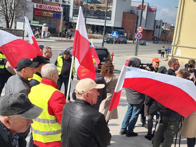 Protest rolników w Olsztynie. Nie zgadzają się importowi ukraińskiego zboża do Polski [ZDJĘCIA]