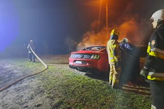 Luksusowy samochód stanął w płomieniach! Nocna akcja strażaków pod Bydgoszczą [ZDJĘCIA]