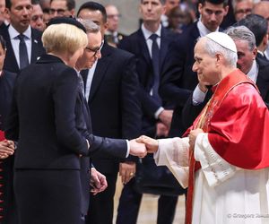 Andrzej Duda i Agata Duda przekazali papieżowi Leonowi XIV prezent. Zdjęcia