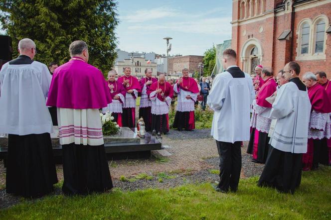 Kanoniczne objęcie diecezji sosnowieckiej przez bp. Artura Ważnego. "Dał się poznać jako odważny"