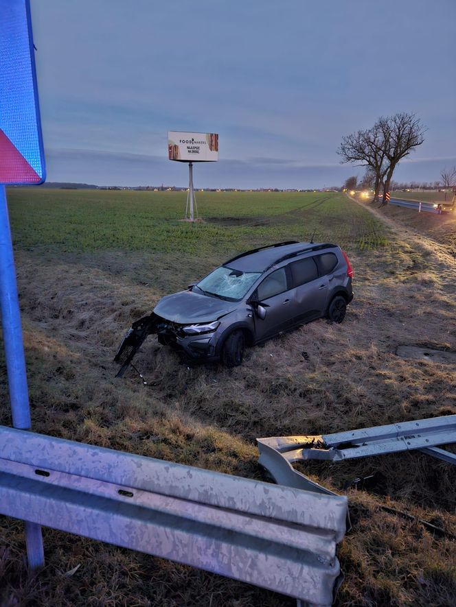 Kierujący dacią dachował w rowie. Wypadek na DK12 niedaleko Borku