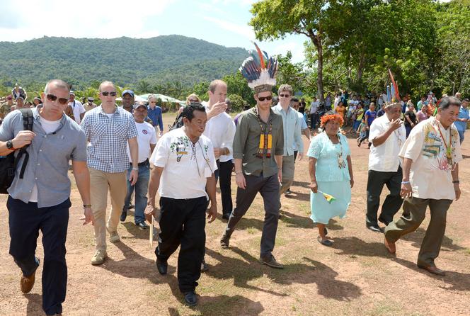 książę Harry z wizytą w wiosce w amazońskiej puszczy