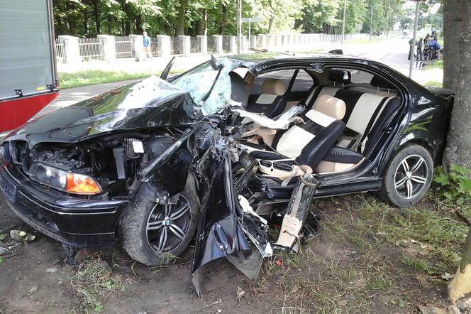 Rudka w powiecie bielskim. BMW uderzyło w drzewo. Kierowca w szpitalu