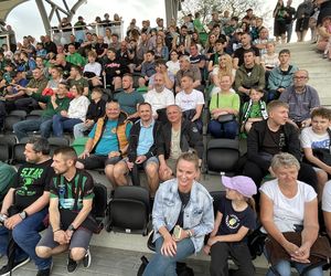 Kibice na otwarciu stadionu w Starachowicach