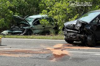 Koszmarny wypadek w Warszawie. Ojciec i syn w szpitalu. Z aut niewiele zostało