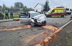 Wypadek trzech pojazdów na DK79 w Ożarowie. Kierowców dwóch ciężarówek i BMW zabrały karetki