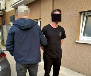 Policja odkryła arsenał narkotyków i broni w mieszkaniu 29-latka. Grozi mu 10 lat za kratami