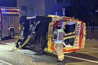 Roztrzaskana karetka na boku, rozbite auto. Straszny wypadek