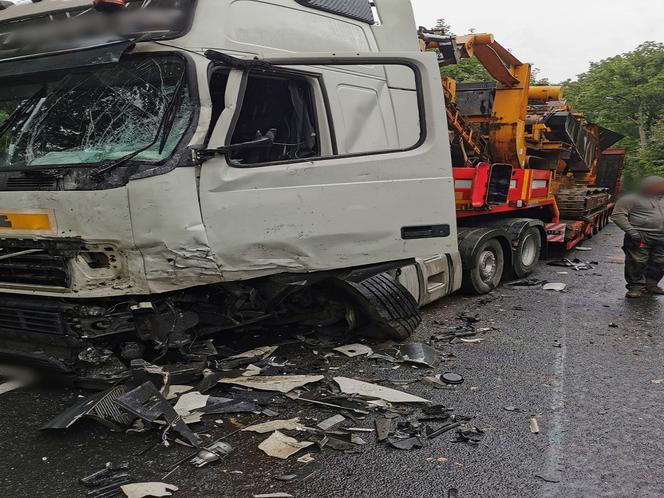 Zderzenie dwóch ciężarówek w powiecie olsztyńskim