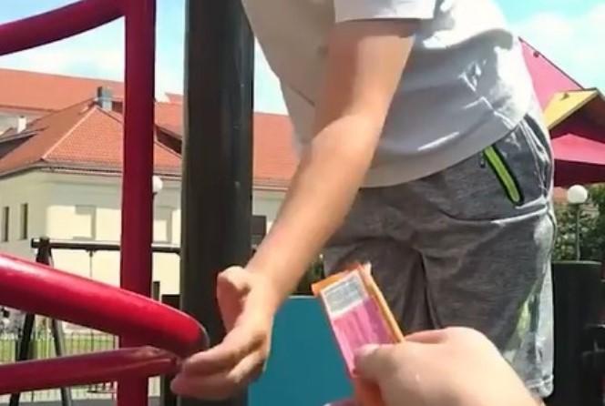 Twoje dziecko przyjmie batonika od nieznajomego? Wynik polskiego eksperymentu przeraża