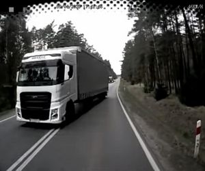 Tir jechał na zderzenie z autobusem pełnym pasażerów. O krok od tragedii na DK 11 pod Tarnowskimi Górami [ZDJĘCIA].