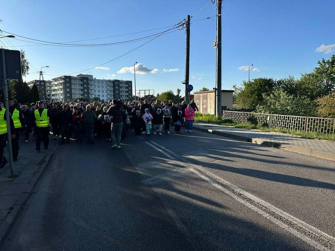 "Na takie rzeczy nie ma słów". Mieszkańcy Mławy przeszli w marszu ku pamięci zamordowanej Mai