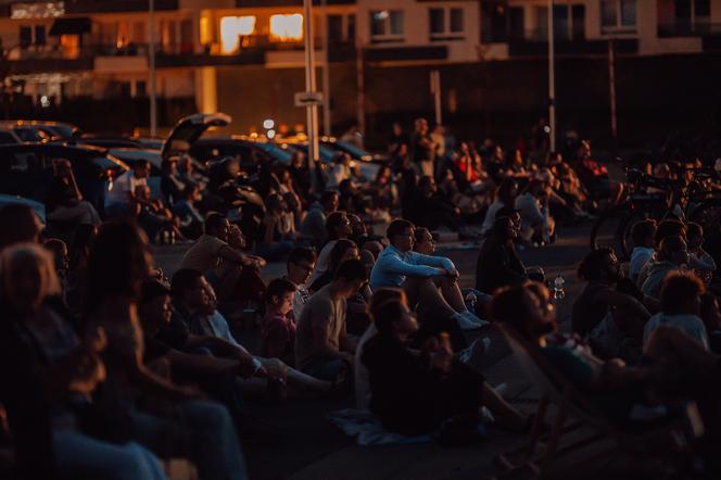 Tłumy ludzi i świetna atmosfera. Wystartowało plenerowe Kino Letnie w Centrum Historii Zajezdnia [GALERIA]