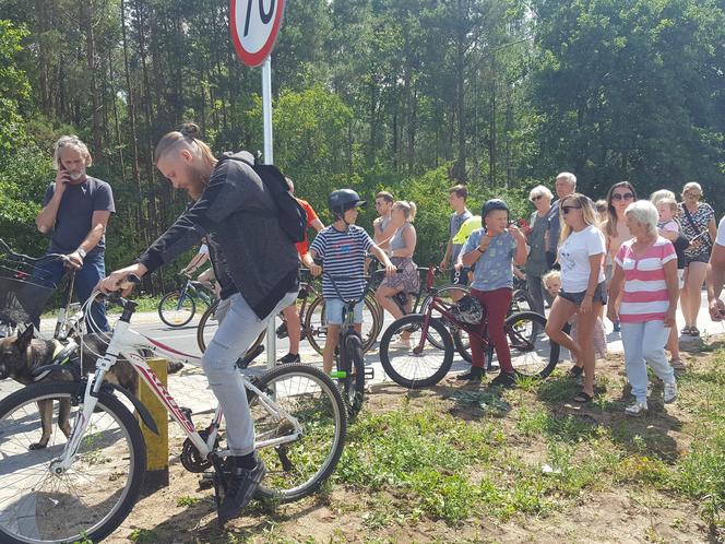 W Henrykowie koło Leszna kibice czekają na kolarzy 80. Tour de Pologne 