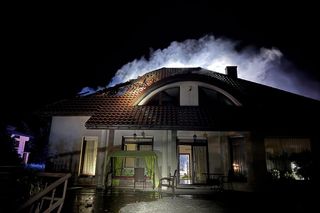 Dramatyczna akcja gaśnicza. W środku płonącego domu znaleźli zwęglone ciało