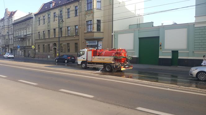 W Bydgoszczy jest tak gorąco, że trzeba chłodzić tory. Po mieście jeździ pojazd z wodą