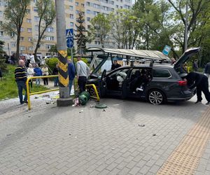 Osobówka staranowała przystanek w Gdyni! Kilka osób poszkodowanych