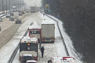 Katastrofalne warunki na drogach w Katowicach i Sosnowcu. TIR zablokował zjazd z Sosnowca na DK86. Są potężne korki [ZDJĘCIA]