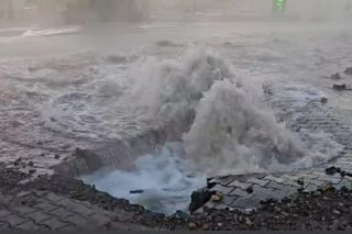 Gejzer wody zalał ulice. W Piekarach Śląskich tworzą się gigantyczne korki