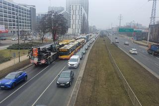 Bus z acetylenem przewrócił się na drogę