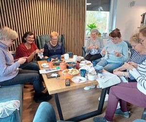 Szydełkowe babki z Ostrzeszowa. Dziergają w miejscach publicznych i ... zarażają pasją!