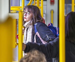 Jachira maluje się w tramwaju
