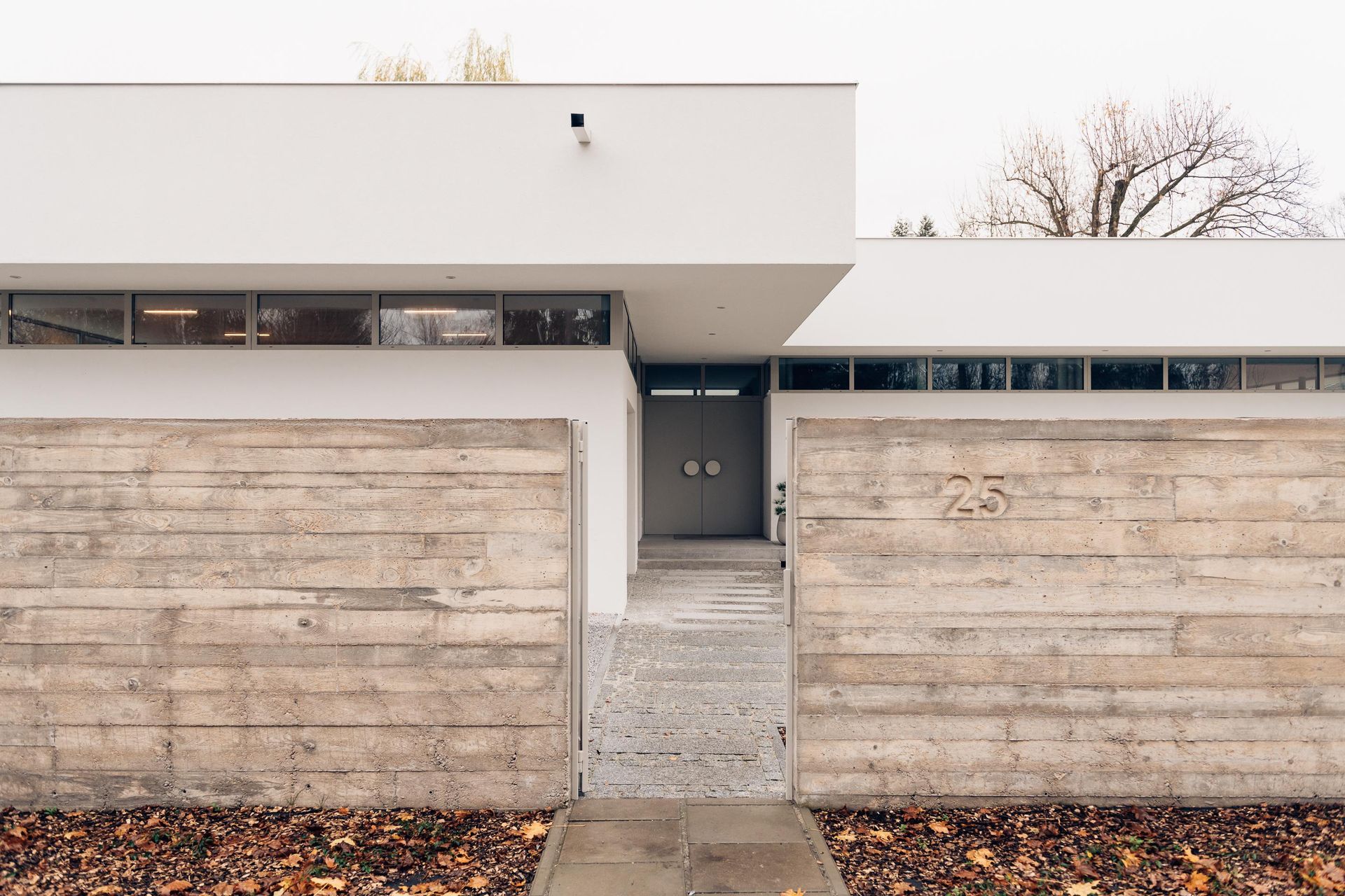 Dom z lewitującym dachem pod Warszawą. Fot. ONI Studio