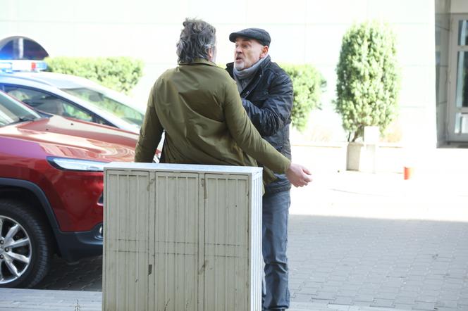 Na Wspólnej, odc. 3467: agent biura podróży (Mariusz Gagatek), Roman (Waldemar Obłoza)