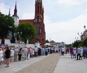 Boże Ciało 2024. Tłumy wiernych przeszły w procesji ulicami Białegostoku