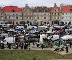 Styczniowa giełda staroci na placu Zamkowym w Lublinie