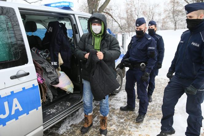 Policjanci ze Śródmieścia ubrali potrzebujących na zimę