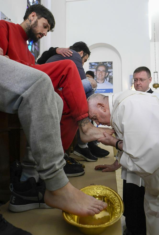 Papież obmył stopy młodocianym przestępcom. Wśród "Apostołek" były dziewczęta