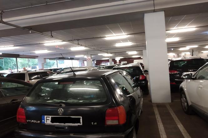 Kierowcy przestraszyli się gradu i chowali się na parkingach sklepów.