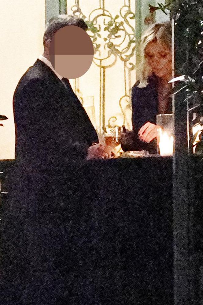 Anna Lewandowska w nocy pali elektryczne papierosy