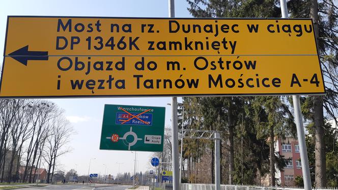 Tarnów: Znaki na autostradzie już nie kierują na zamknięty most w Ostrowie