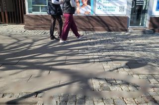 Ślady na chodniku w Warszawie po napaści nożownika 